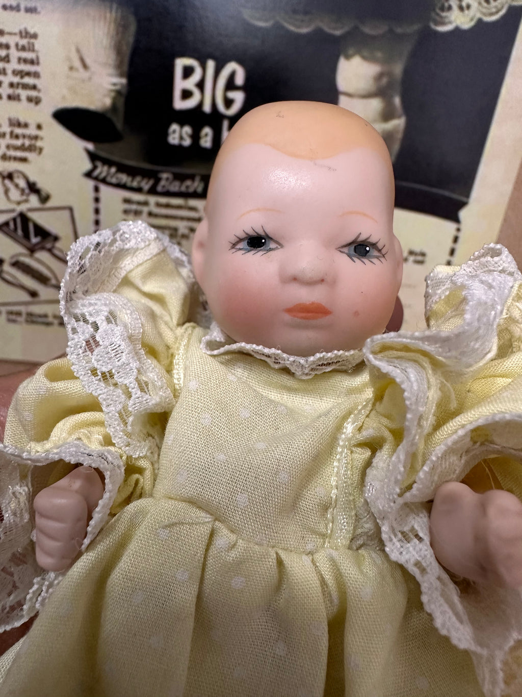 Mini bebé, vestido amarillo, articulada ￼