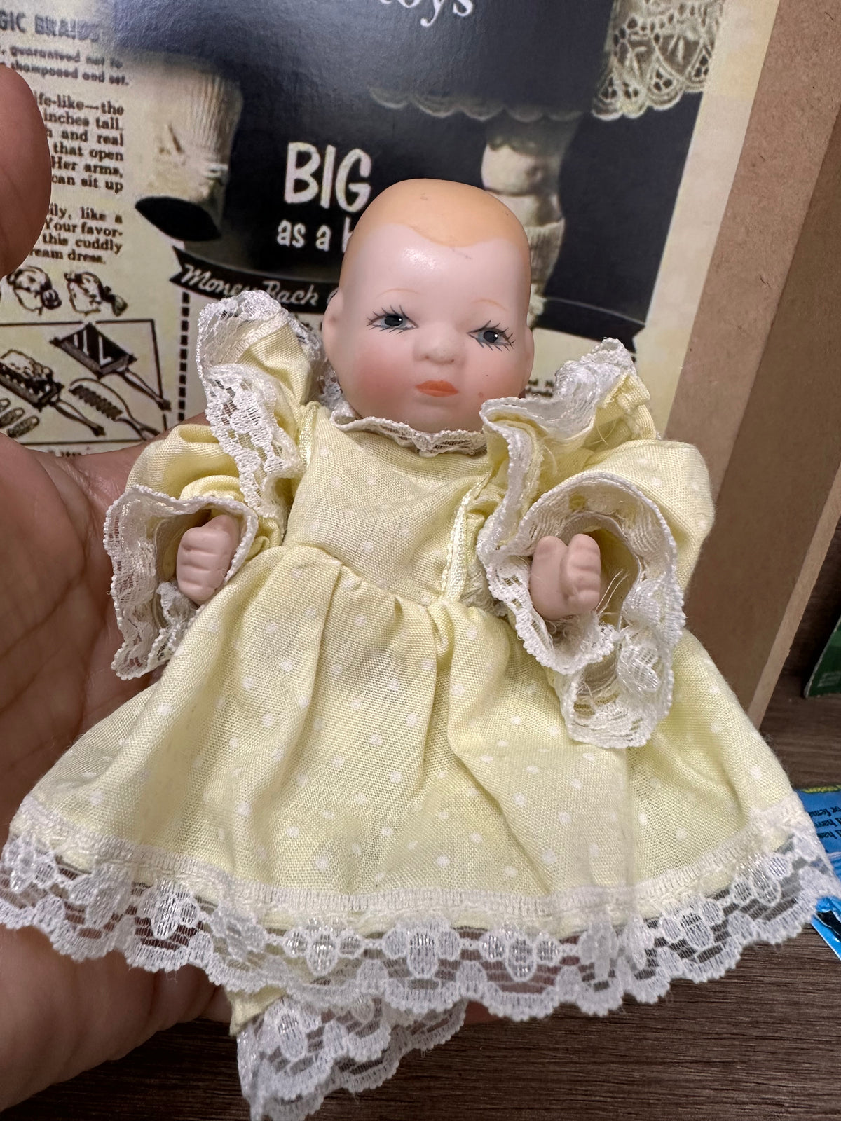 Mini bebé, vestido amarillo, articulada ￼