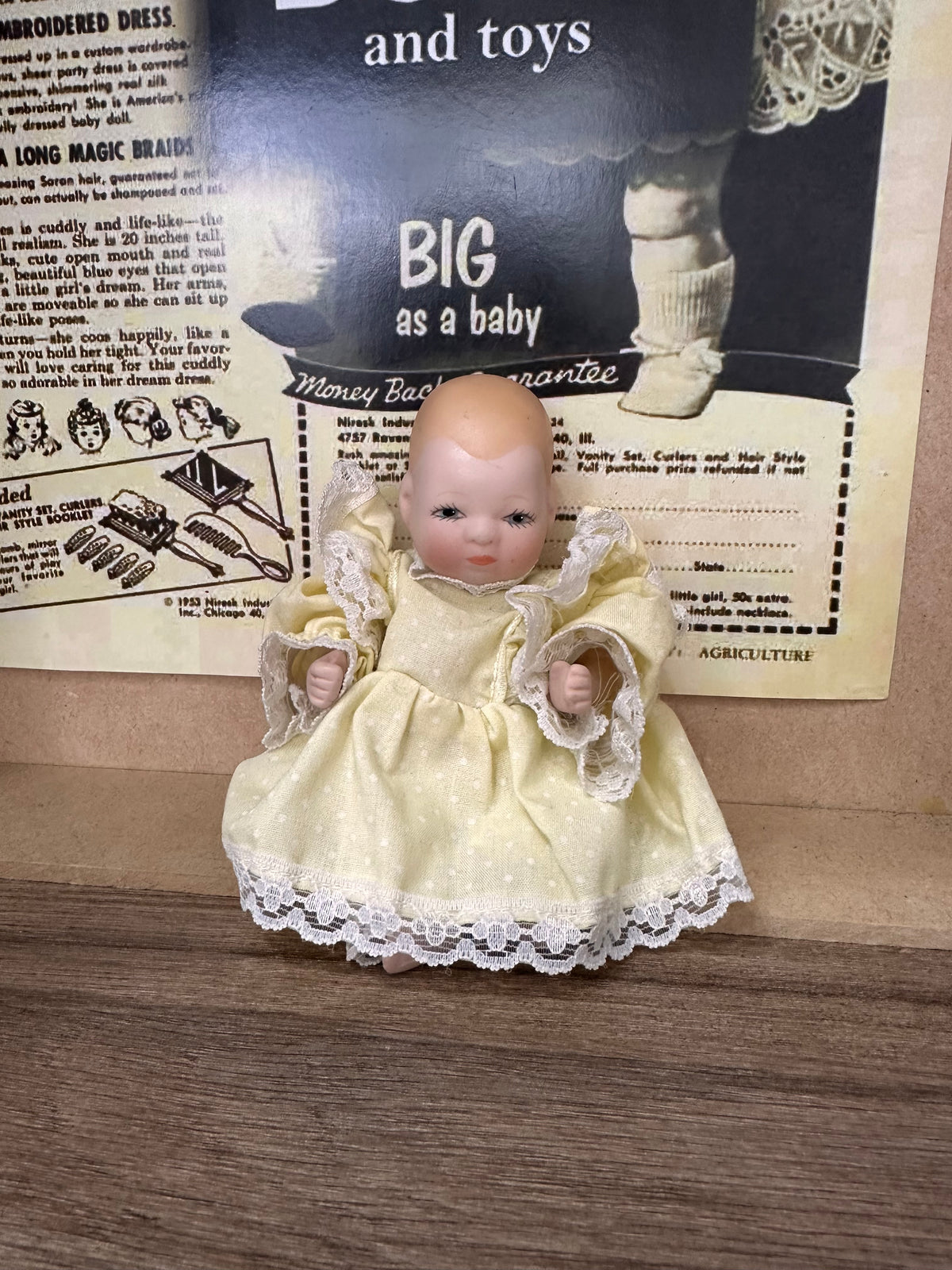 Mini bebé, vestido amarillo, articulada ￼