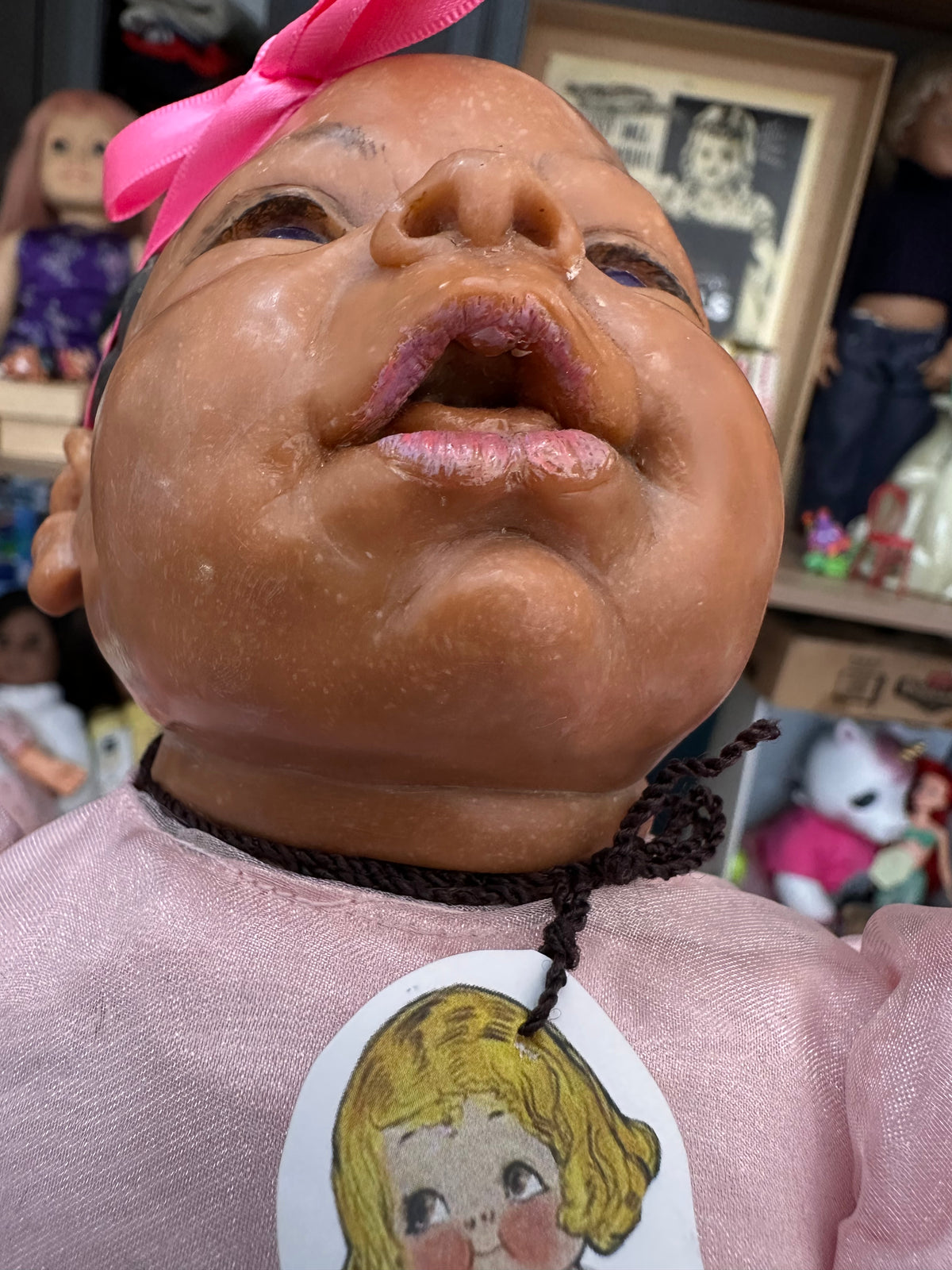 Muñeca, tipo de pasta, con recubrimiento en cera