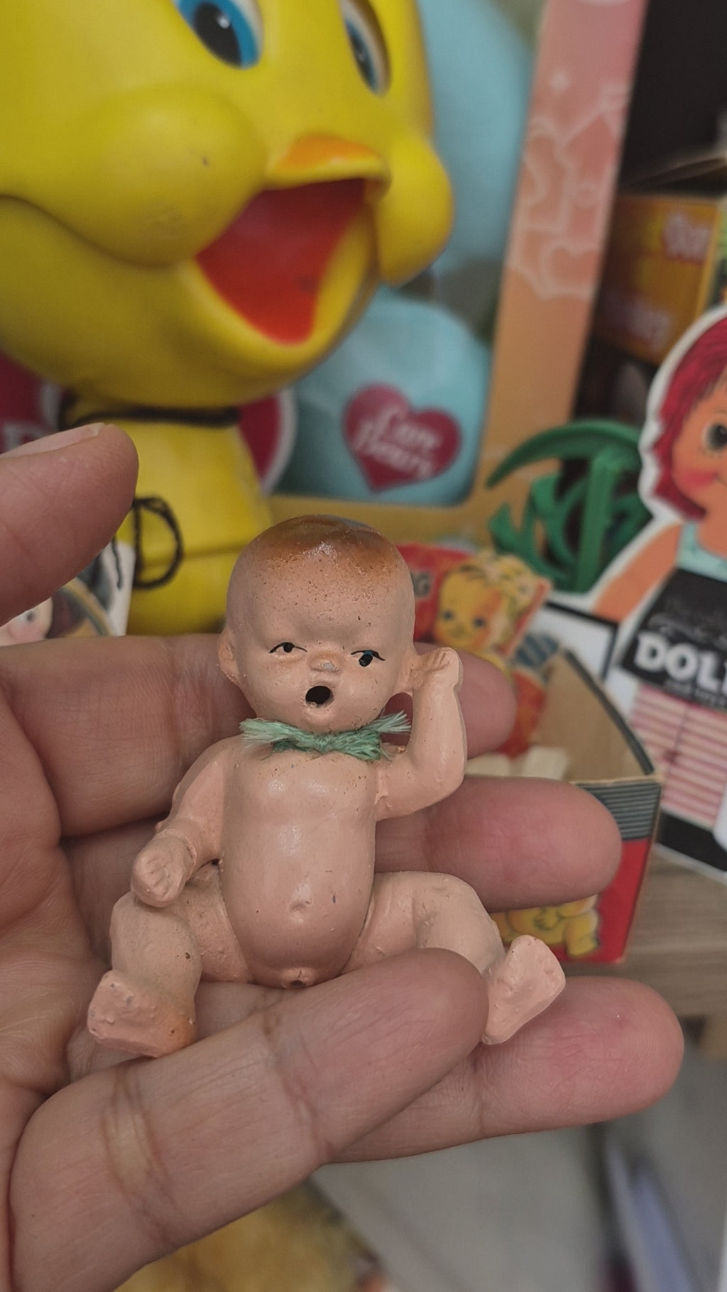 Mini bebé hecho en Japón hace pipi