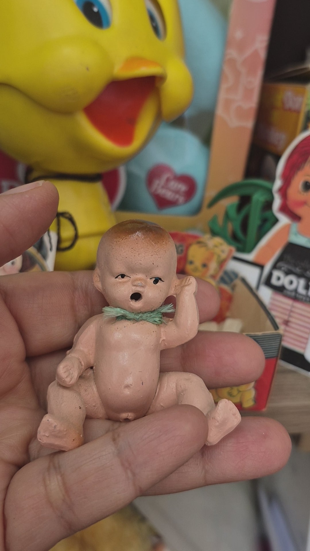 Mini bebé hecho en Japón hace pipi