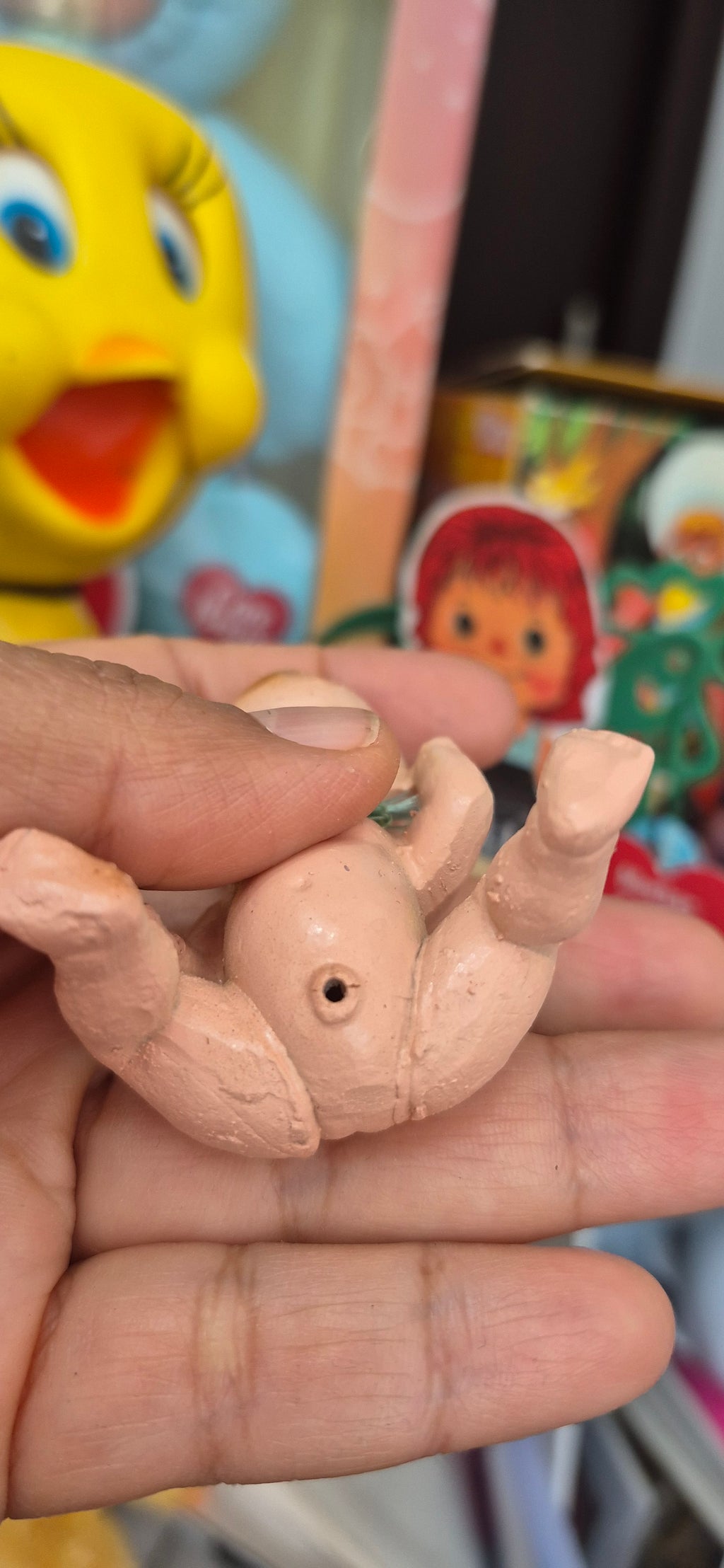Mini bebé hecho en Japón hace pipi