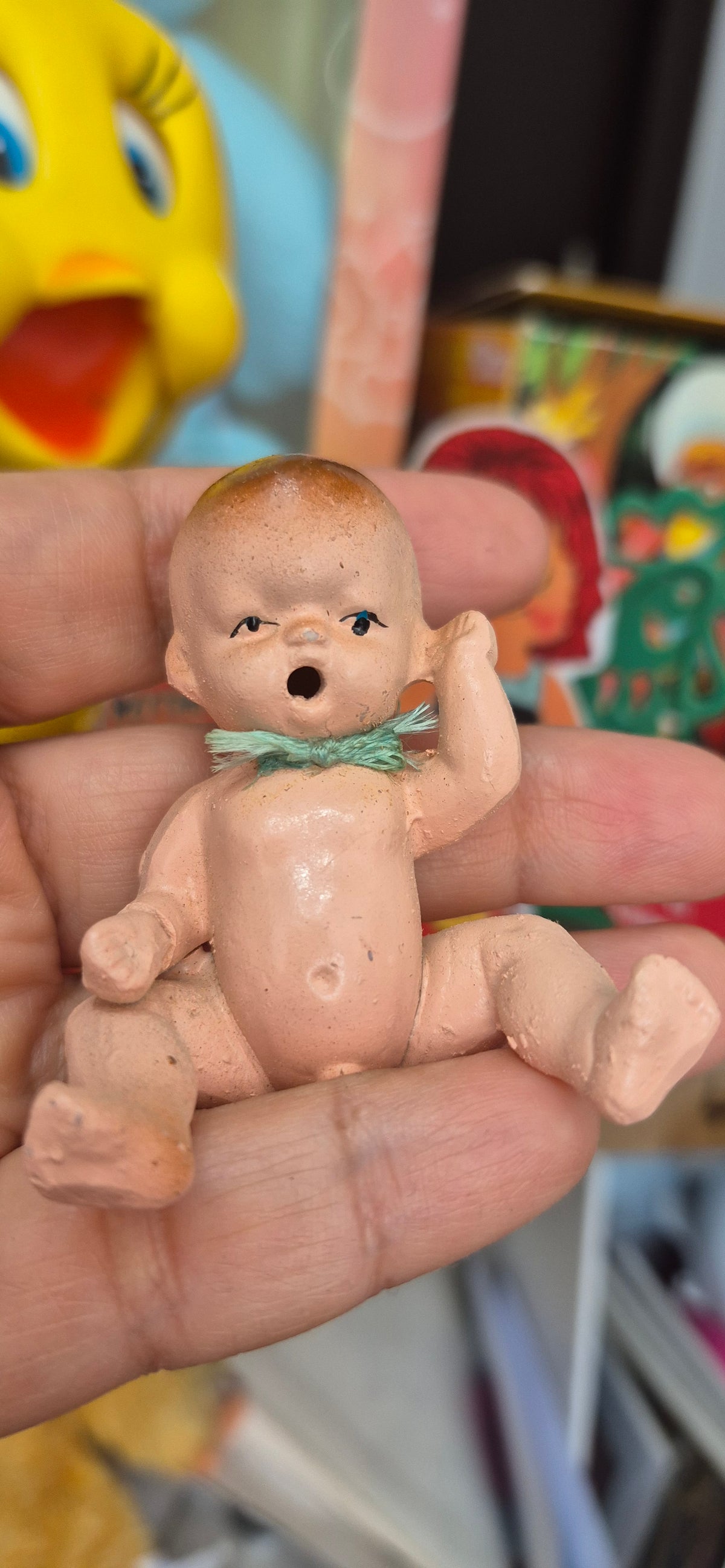 Mini bebé hecho en Japón hace pipi